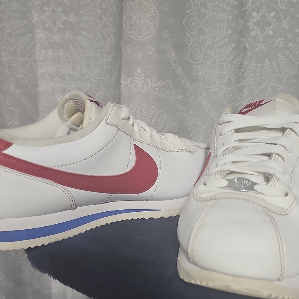 Nike White and Red Sneakers Classic Style